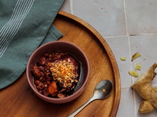 Poire au vin et crumble au gingembre