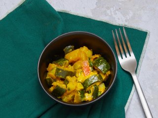 Salade de mangue et courgettes au curcuma