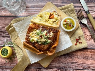 Quiche poireaux féta et ravigote aux baies roses