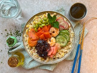 Poke bowl papaye et crevettes marinées