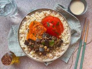 Poke bowl aubergine tahina