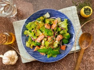Grande salade au saumon fumé