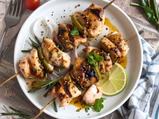 Brochettes de poulet marinées aux épices créoles