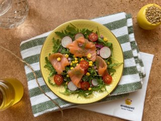 Roquette de saumon fumé au maïs et oignons rouges grillés