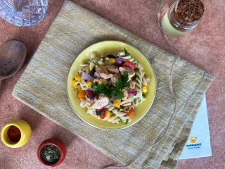 Salade de poulet et fusillis à la grecque