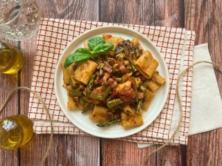 Paccheri rigati asperges et pancetta
