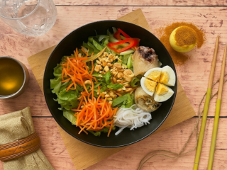Bo bun à l'oeuf et aux légumes