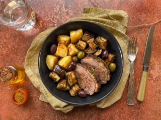 Gigot d'agneau mariné et salade de pommes de terre  aux olives