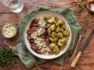 Boeuf tranché sauce gribiche et salade de pommes de terre aux herbes
