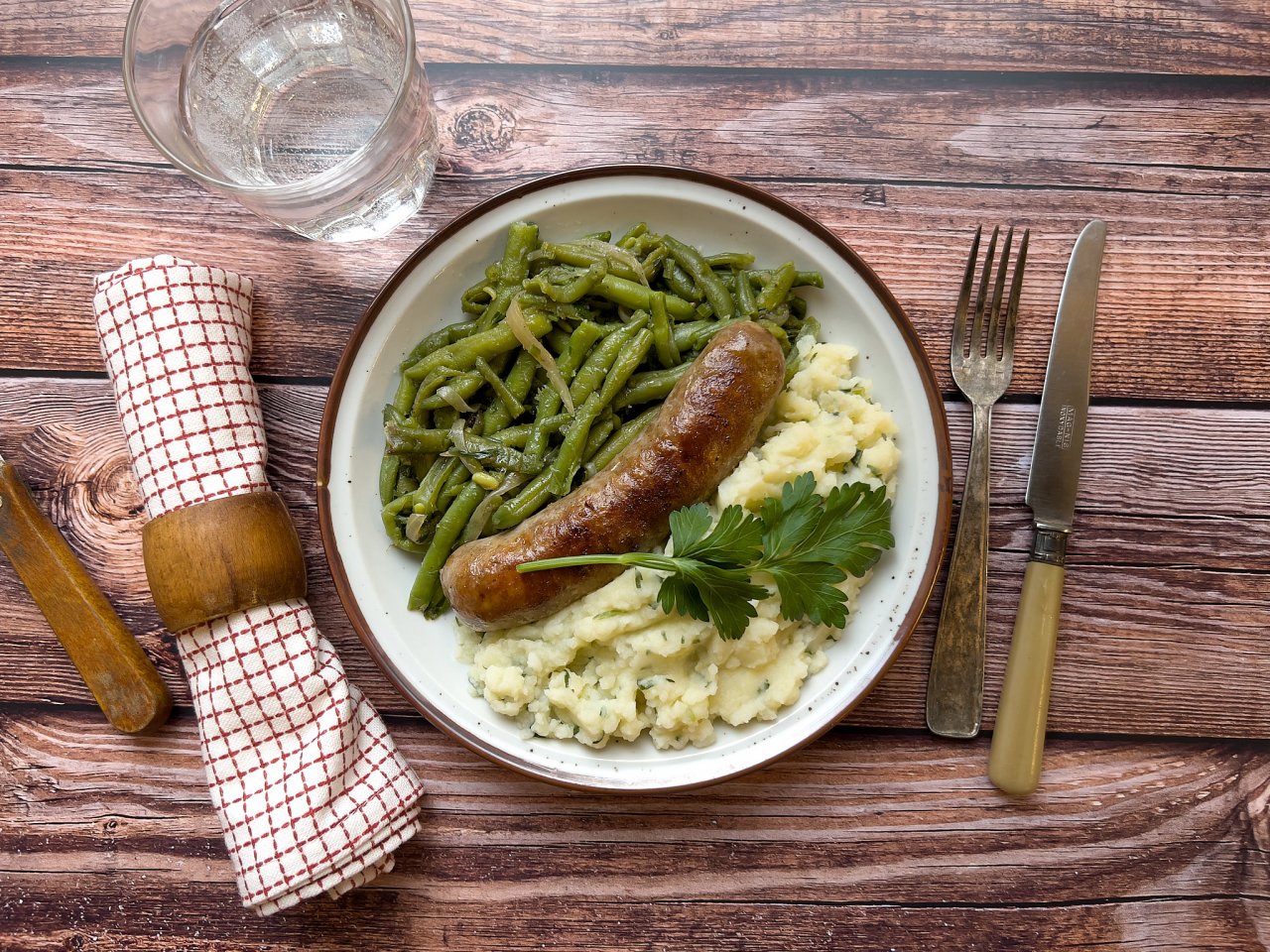 Saucisse grillée haricots verts et pommes de terre écrasées fait maison