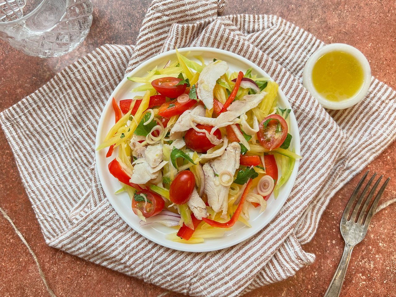 Salade de mangue verte et poulet à la thaïlandaise fait maison