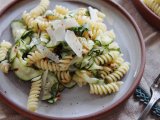 1656074067-avekapeti-salade_courgette_fusilli_parmesan_amandes_the_flying_flour.jpeg