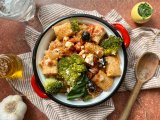 1680182821-avekapeti-pesto-rosso-de-rigatonis-a-la-feta-et-aux-olives-par-le-chef-mishael.jpg