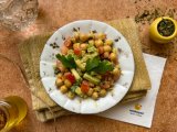 1733405080-avekapeti-salade-davocat-aux-pois-chiches-par-le-chef-mishael.jpg