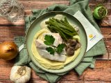 1745491551-avekapeti-poulet-moelleux-aux-champignons-et-puree-de-pommes-de-terre-par-le-chef-keyvan.jpg