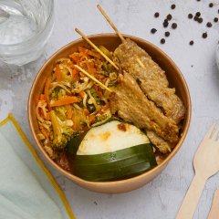 Brochettes de porc et légumes au riz gluant