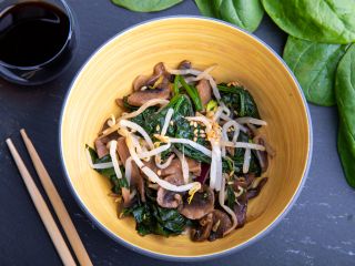 Salade de pousses d'épinard aux champignons