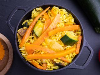 Riz et légumes poêlés au curcuma