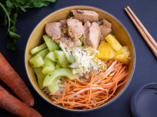 Poke bowl poulet mariné