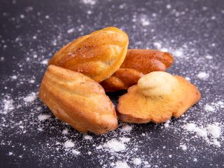 Madeleines combava et crème anglaise