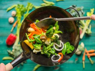 Poêlée de légumes verts écrasée de pommes de terre