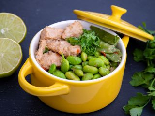 Poulet sauté aux pousses d'ail caramélisées