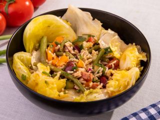 Grande salade fumée aux graines de sésame