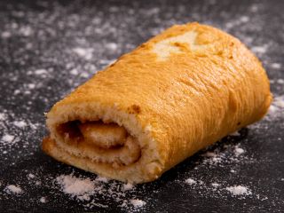 Gâteau roulé goyave et son pot de confiture