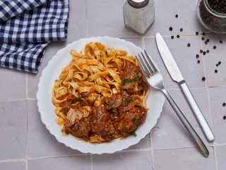 Sauté de veau et tagliatelles au vin rouge