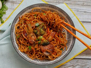 Wok aux légumes et aux champignons