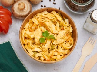 Poulet et tagliatelles aux champignons