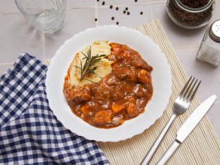 Bœuf mijoté et purée de pommes de terre au romarin