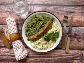 Saucisse grillée haricots verts et pommes de terre écrasées