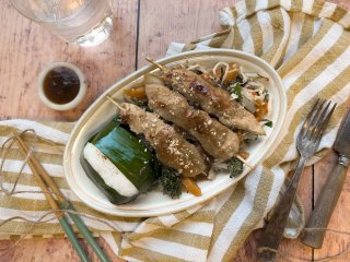 Brochettes de porc et légumes au riz gluant