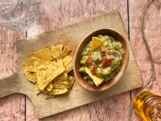 Guacamole haché et tortillas chips