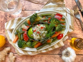 Poisson blanc cuit en feuille de banane et légumes citronnés