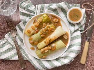 Poireaux cacahuètes et vinaigrette au miso