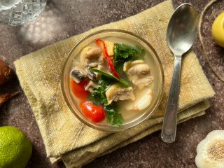 Soupe tom yum au poulet