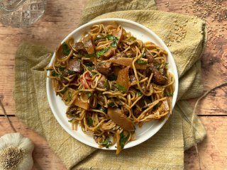 Salade de nouilles et poulet à la chinoise