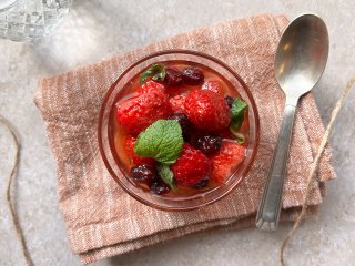 Salade de fraises et cranberries à l'hibiscus