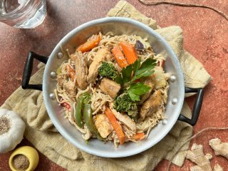 Nouilles sautées au poulet et légumes parfumées au sésame