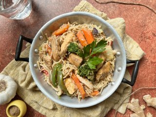 Noodles au poulet et aux légumes