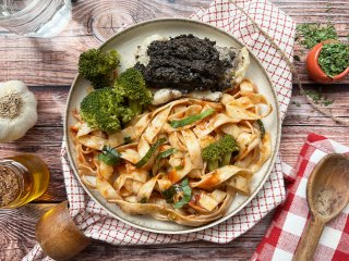 Poisson blanc tapenade et tagliatelles au basilic