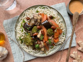 Grande salade de nouilles et légumes à la thaïlandaise