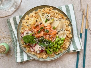 Poke bowl saumon edamame