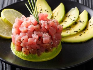 Tartare de thon à l'avocat et bouillon dashi