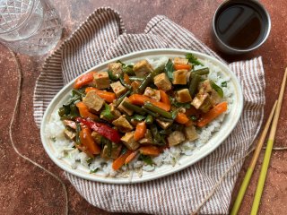 Légumes et tofu sautés ail basilic