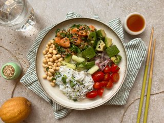 Poke saumon tataki et nouilles de riz