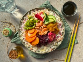 Poke bowl saumon tataki et chou rouge mariné