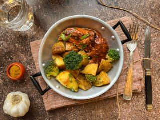 Poulet sauté aubergines et pommes grenailles